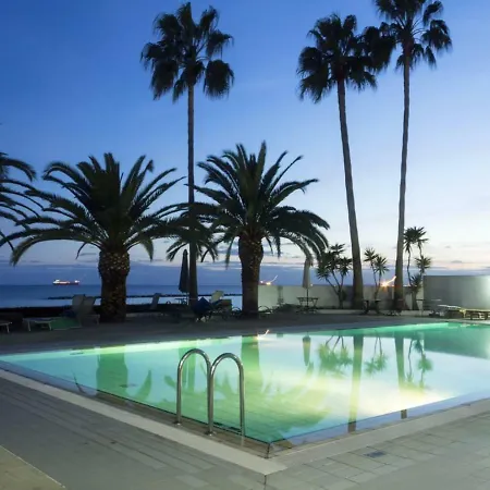 Luxury On The Beachfront דירה לימסול